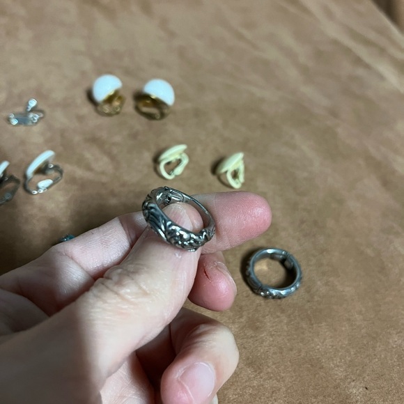 Lot of 14 vintage clip on or screw back earrings. Great condition and designs - Picture 10 of 16